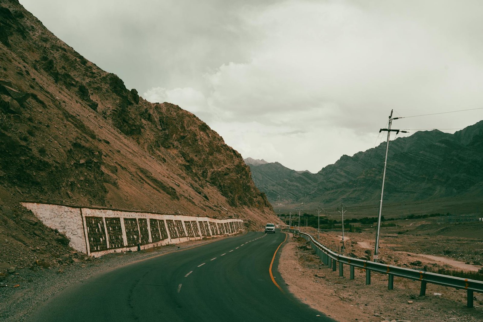 Ladakh Infrastructure Push: LG Saxena Meets Union Minister Gadkari on Key Projects