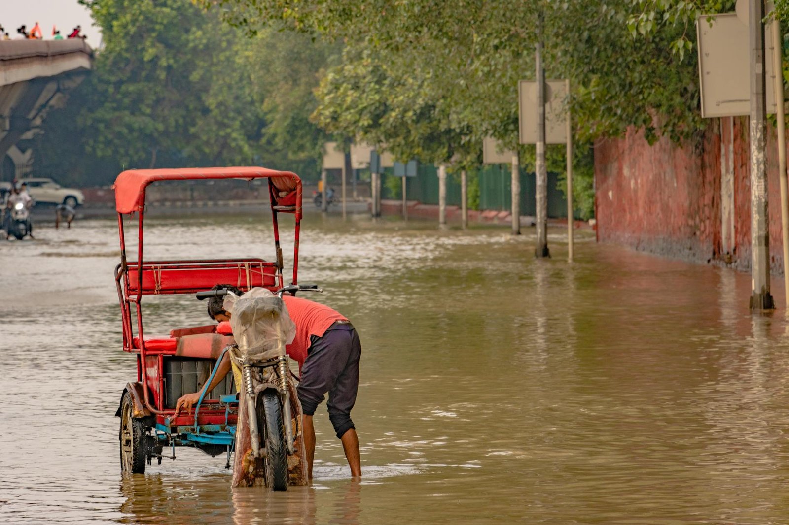 Mercury likely to touch 44 deg C in Delhi; IMD issues alert for heatwave-like conditions