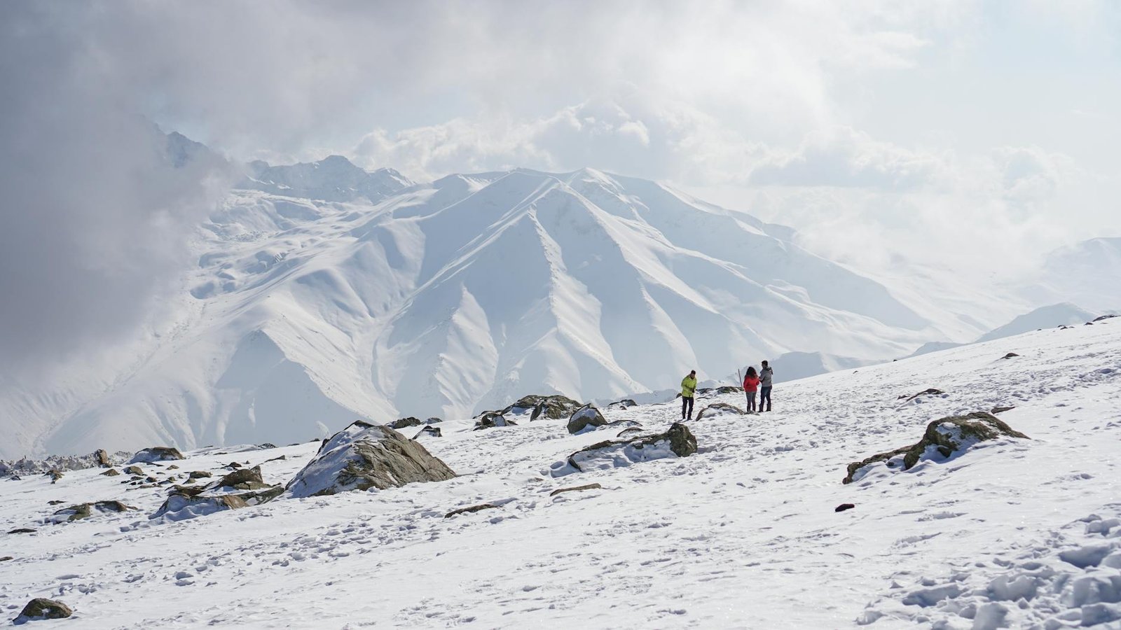 Snow, rain bring down temperatures in Kashmir, several key roads closed Snow, rain bring down temperatures in Kashmir, several key roads closed