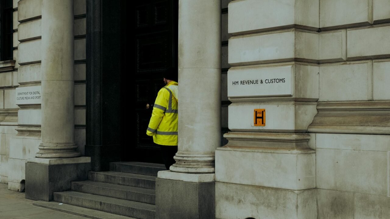 Starmer Fires Senior U.K. Civil Servant Over Mandelson Revelations