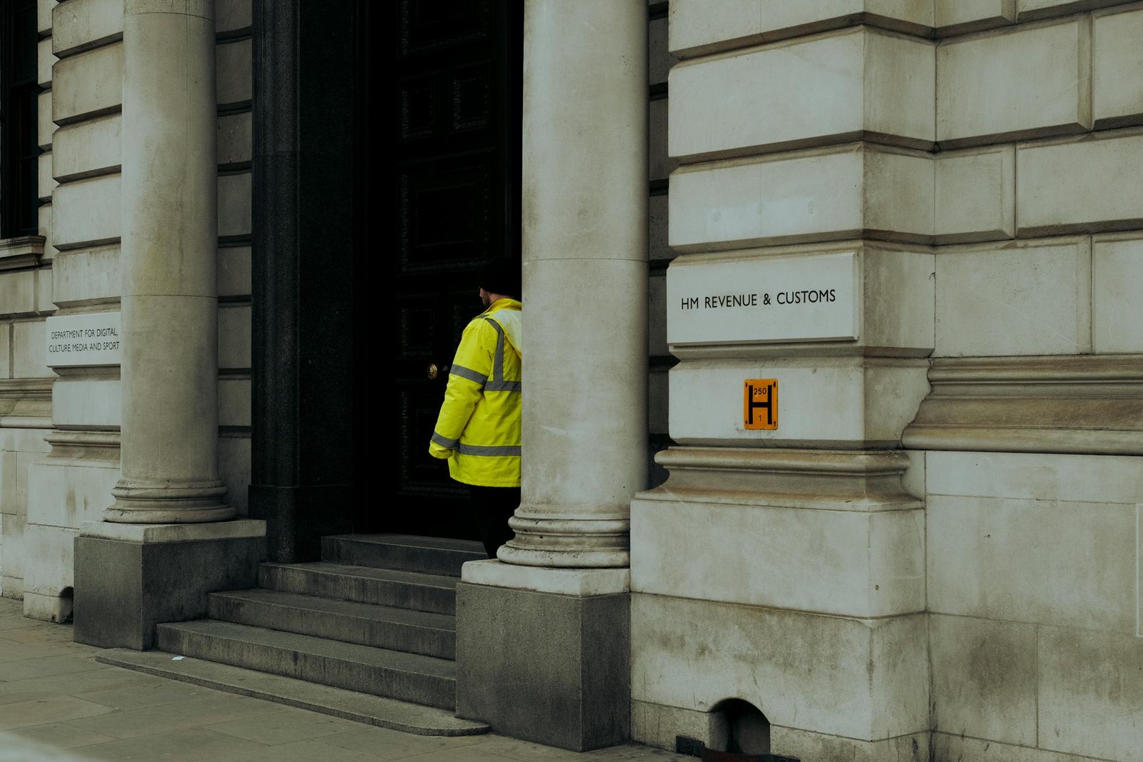 Starmer Fires Senior U.K. Civil Servant Over Mandelson Revelations