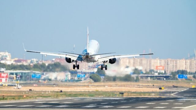 After Seven Years, First U.S. Direct Flight Lands in Caracas