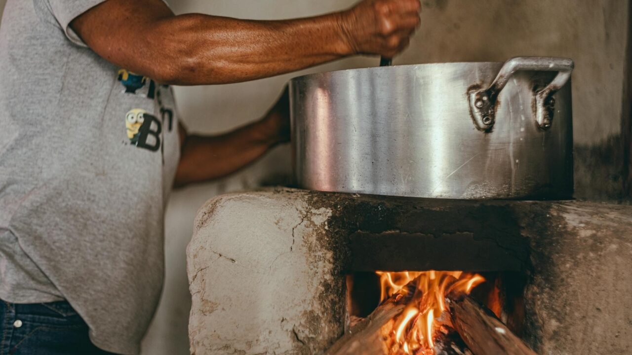Cubans Turn to Charcoal and Wood Amidst Deepening Energy Crisis