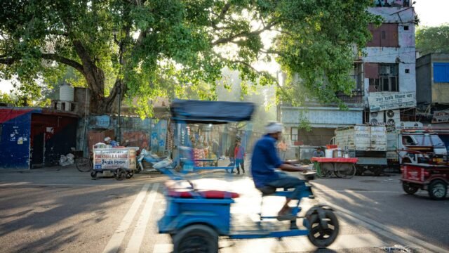 Delhi Minister Takes e-rickshaw Heeding Modi’s Advice To Shun Fuel-Driven Cars