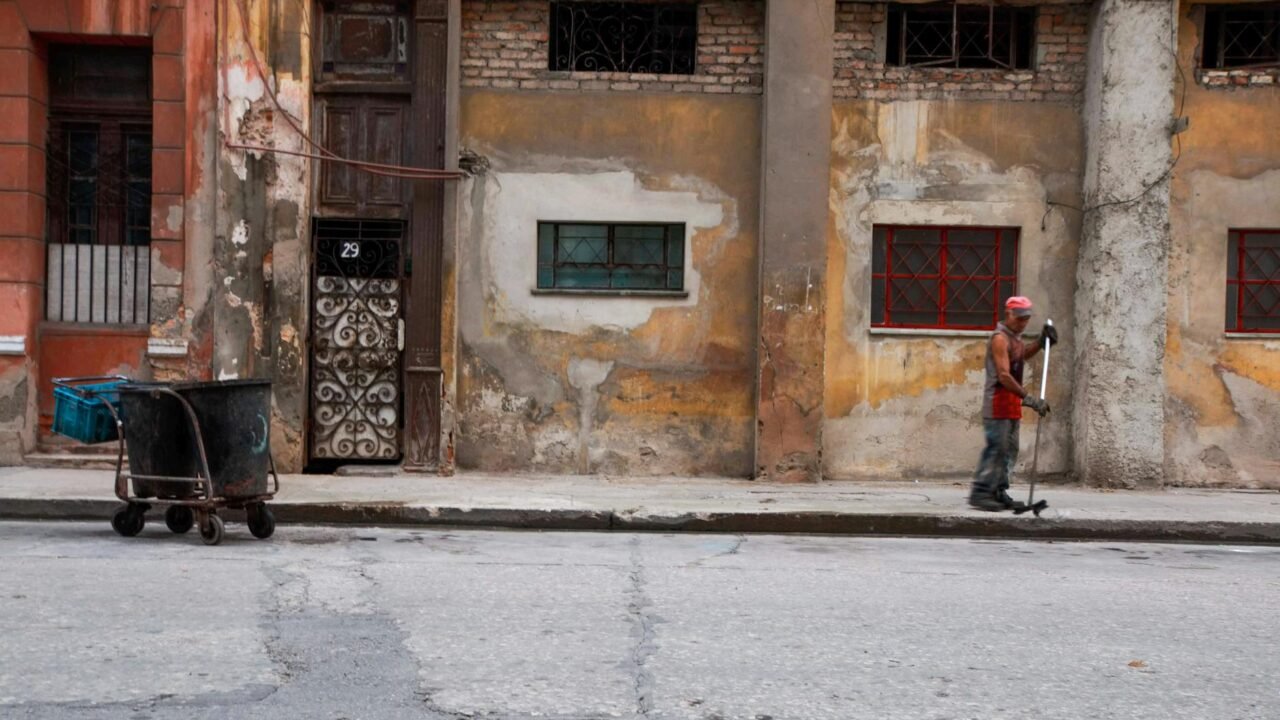 Cuba’s Garbage Crisis Deepens Amidst Persistent Fuel Shortages