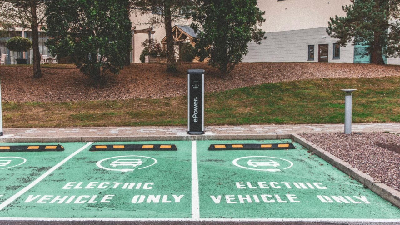 Global EV Surge Contrasts with US Hesitation Amidst Fuel Price Volatility