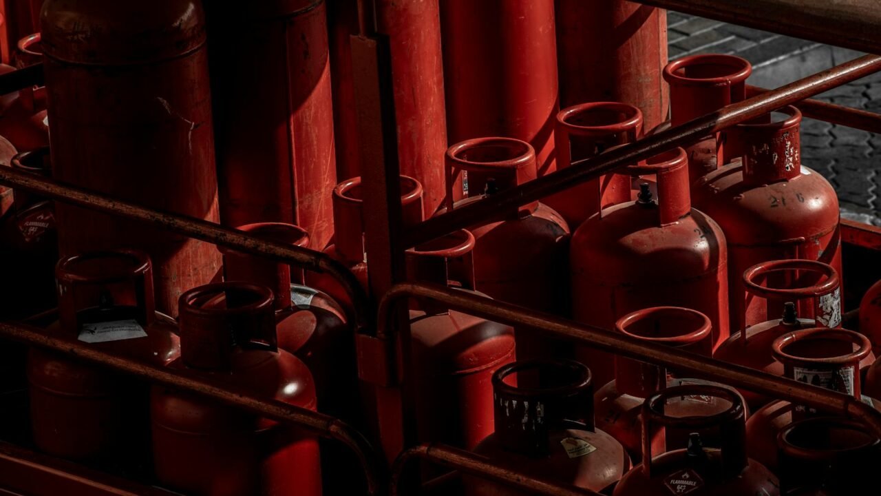 Kashmir LPG Consumers Grapple with e-KYC Hurdles Amid Smartphone Scarcity
