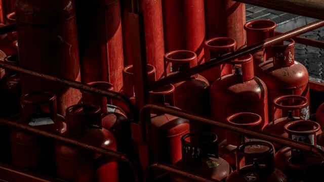 J&K | LPG Consumers Flag Issues With e-KYC, Lack Of Smartphones