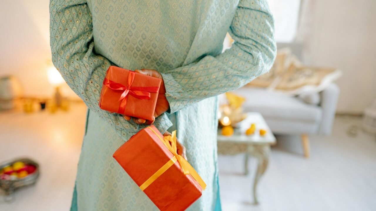 Modi’s Diplomatic Gifts: Stoles, Paintings, and Mangoes Symbolize Indian Craft
