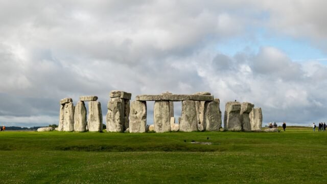 In Ancient Pits Near Stonehenge, Scientists See Hints of Solstice Ritual