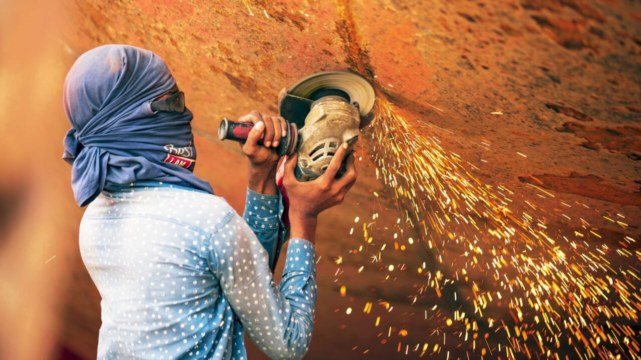 India’s Heatwave Forces Workers to Choose Between Health and Income