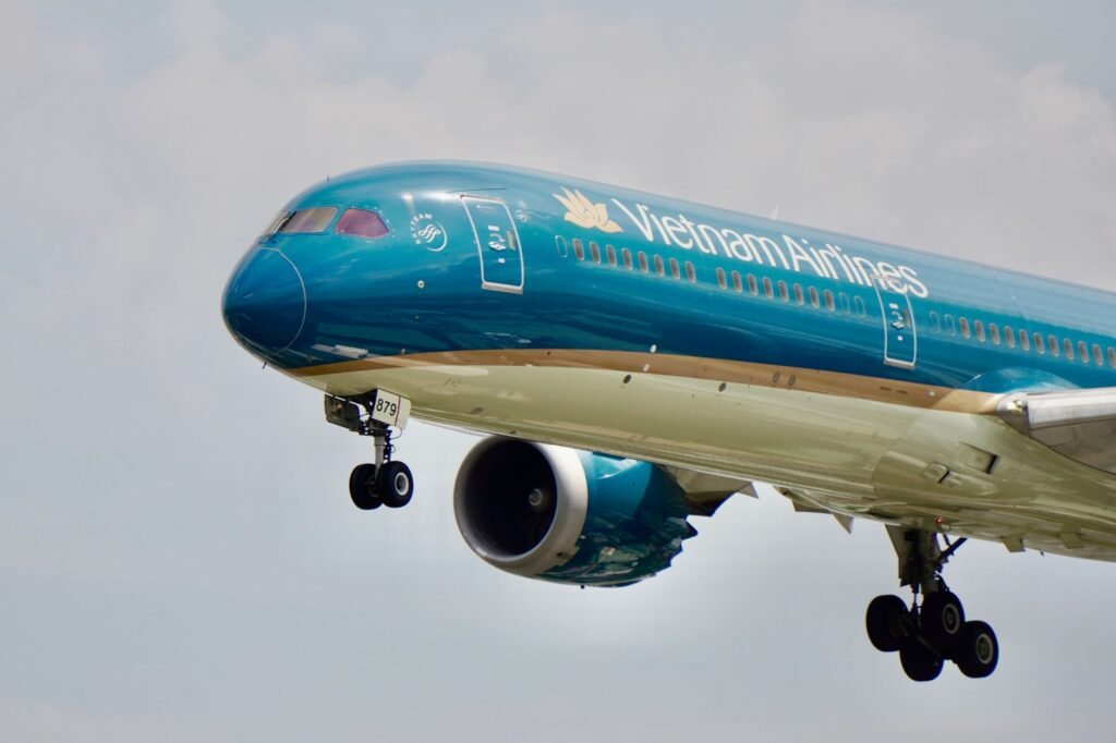 Nose Gear on Boeing 787-9 Dreamliner Collapses, Injuring Several Workers