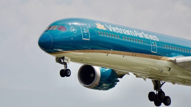 Nose Gear on Boeing 787-9 Dreamliner Collapses, Injuring Several Workers
