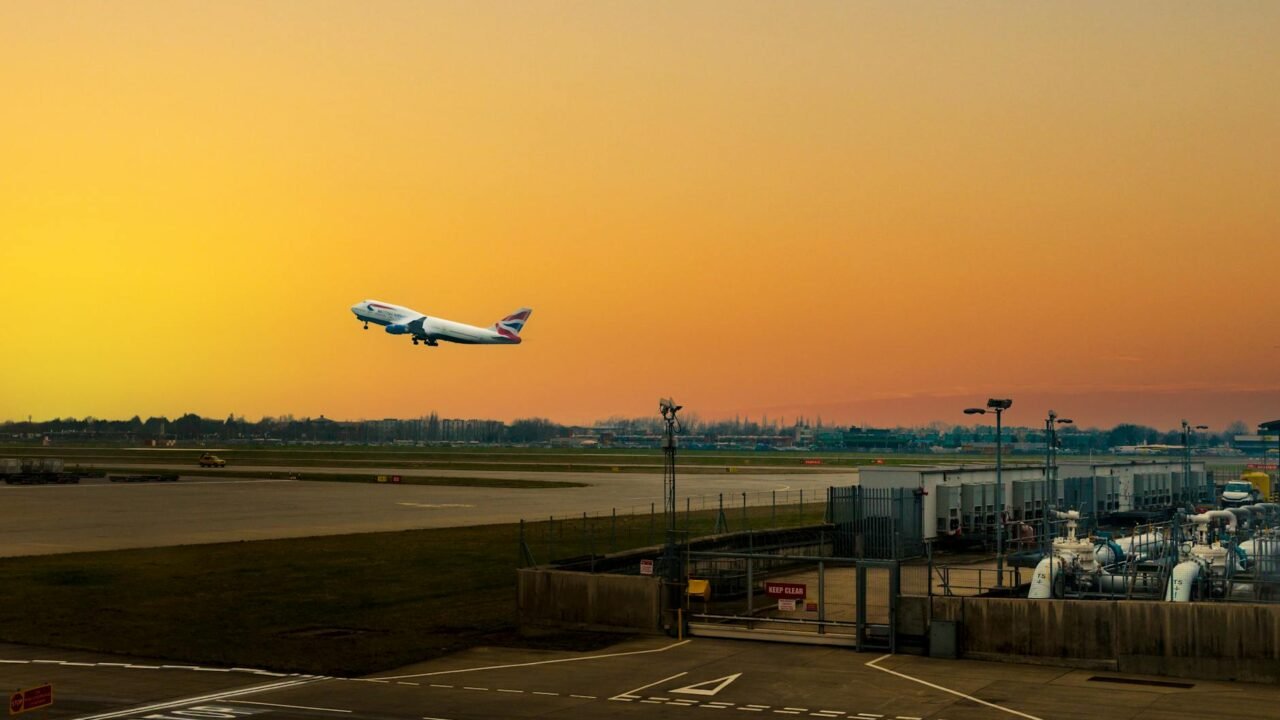UK Travel System Failure Halts International Arrivals