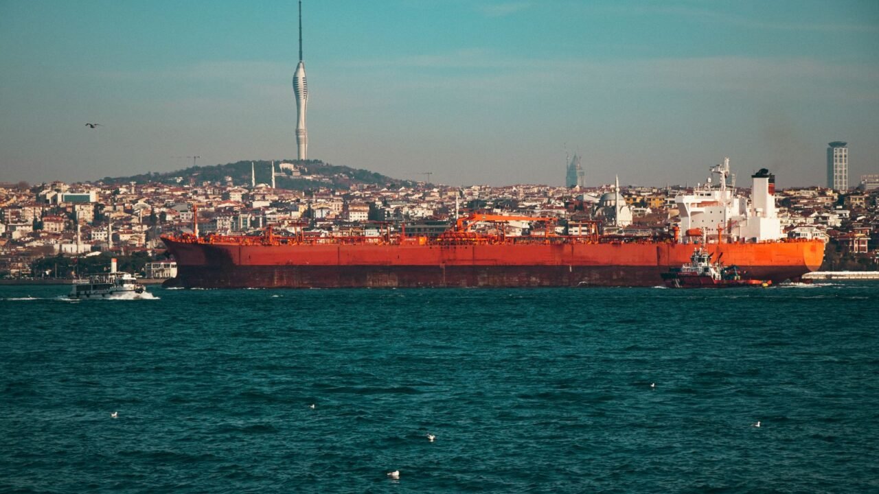 Gulf Shipping Lanes Face New Threat as Strikes Reignite