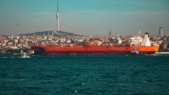 Oil Prices Jump After Renewed Strikes in Gulf Put Shipping Recovery at Risk