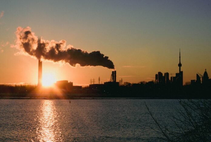 Wildfires Rage in Ontario as Smoke Affects Toronto’s Air Quality Wildfires Rage in Ontario as Smoke Affects Toronto’s Air Quality