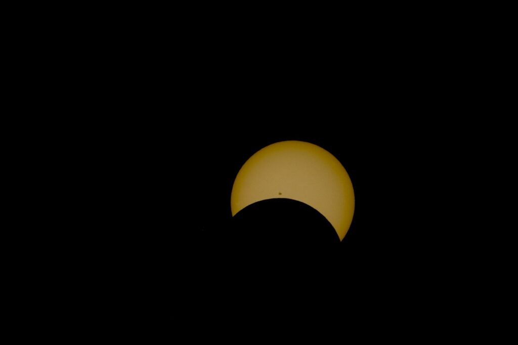 A Space Expert Hoped to Use the Eclipse as Science Class. The D.J.s Had Other Plans.