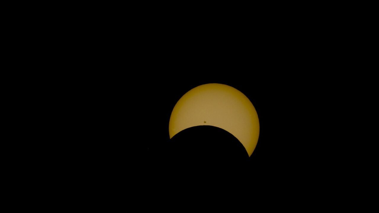 Eclipse Spectacle Interrupted by Unforeseen Festival Crowds