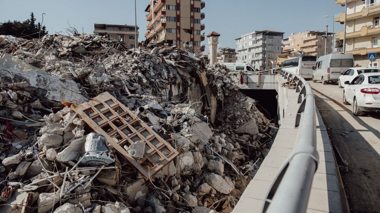 Earthquake Response Diverges: Japan and Venezuela Navigate Disaster Differently