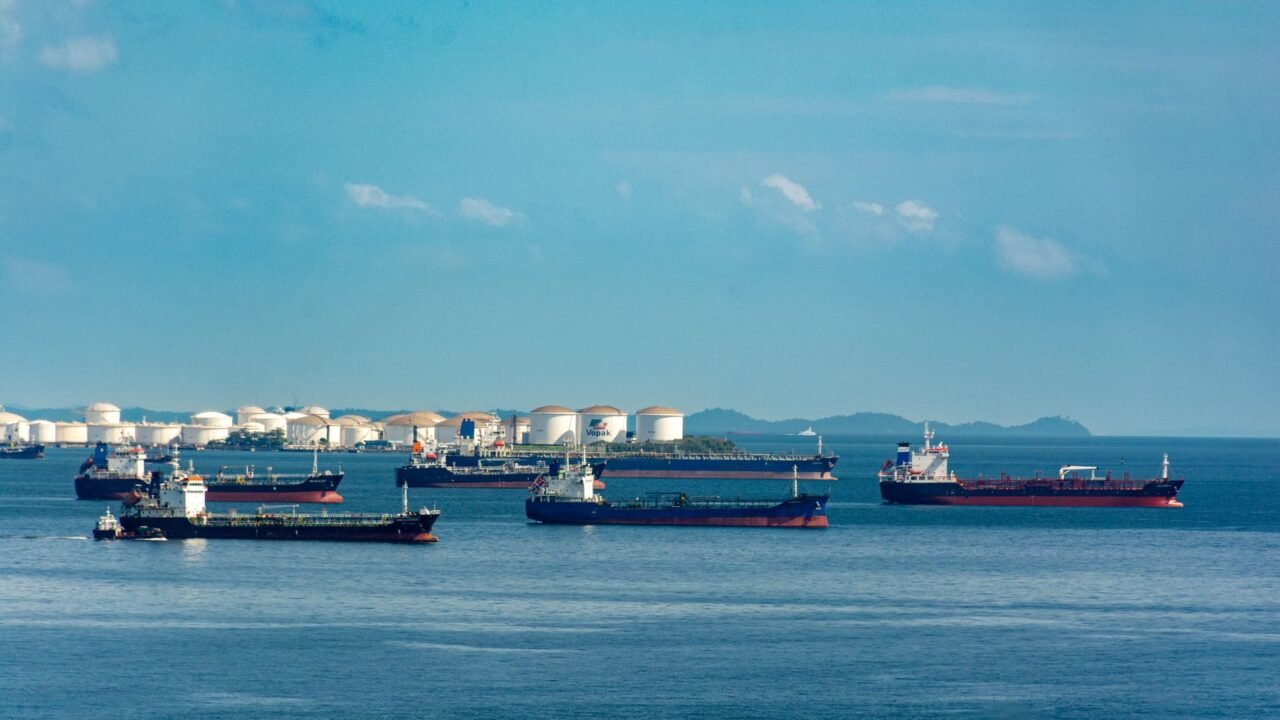 Iran Vows Oil Blockade if Gulf States Join US Economic Pressure