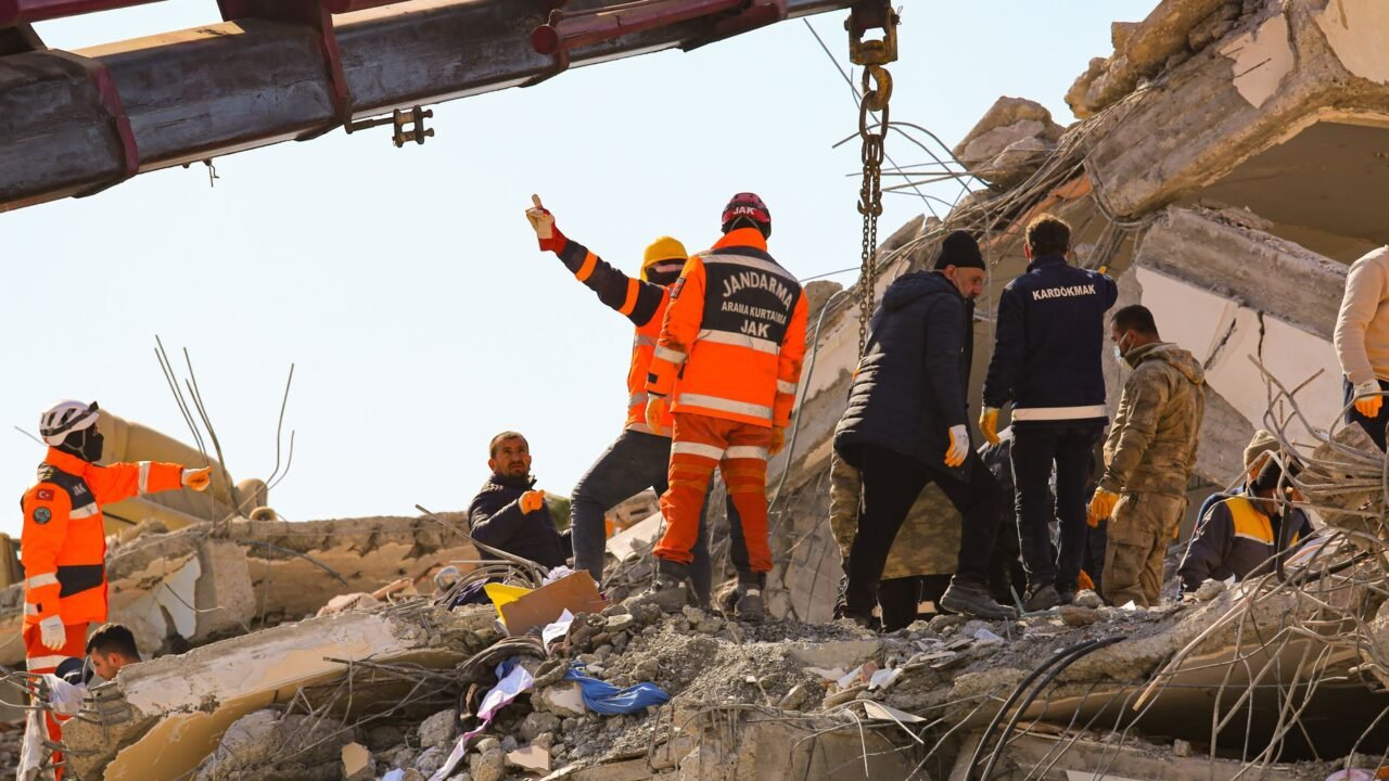 Japan Earthquake Rescuers Face Extreme Heat in Kumamoto Recovery Efforts