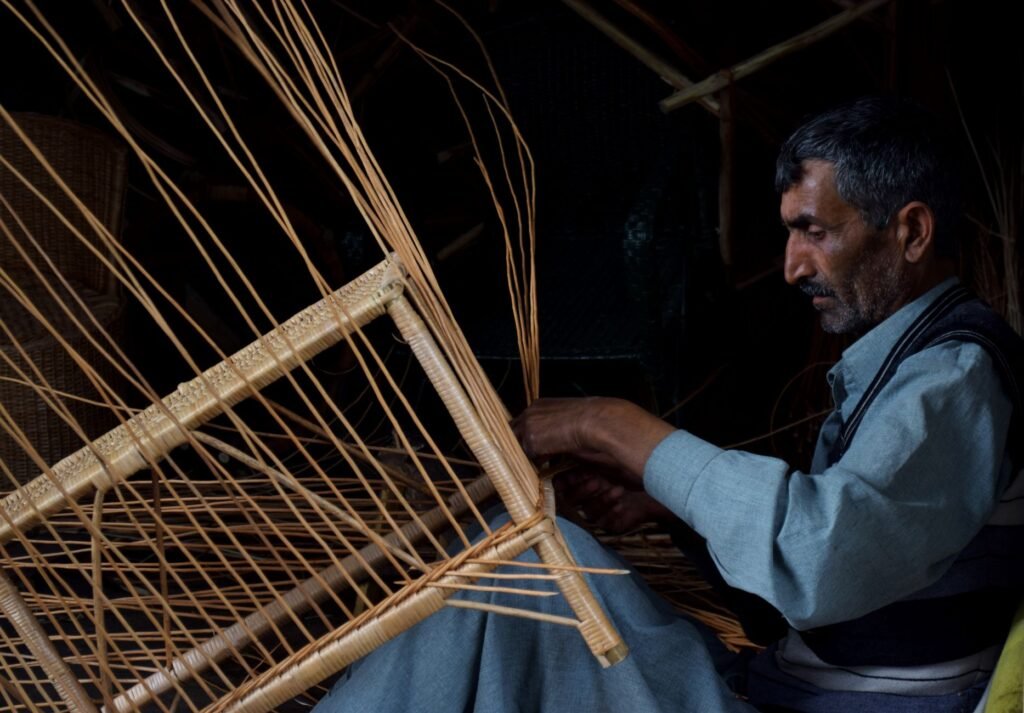 Kashmir Handicrafts Dept urges artisans to enrol wards in Craft MBA programme at CDI