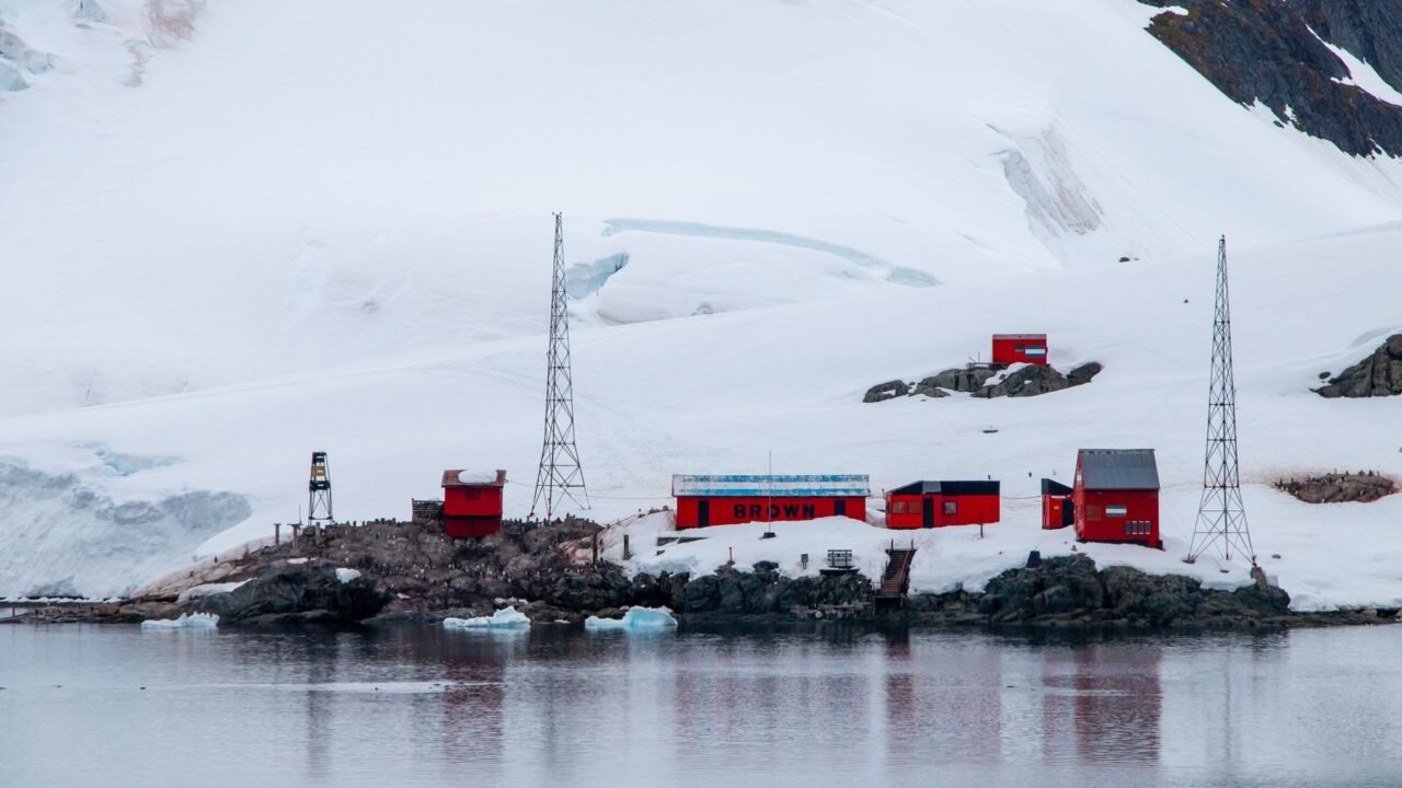Antarctic Rescue Mission Tests Crew Against Extreme Cold and Darkness