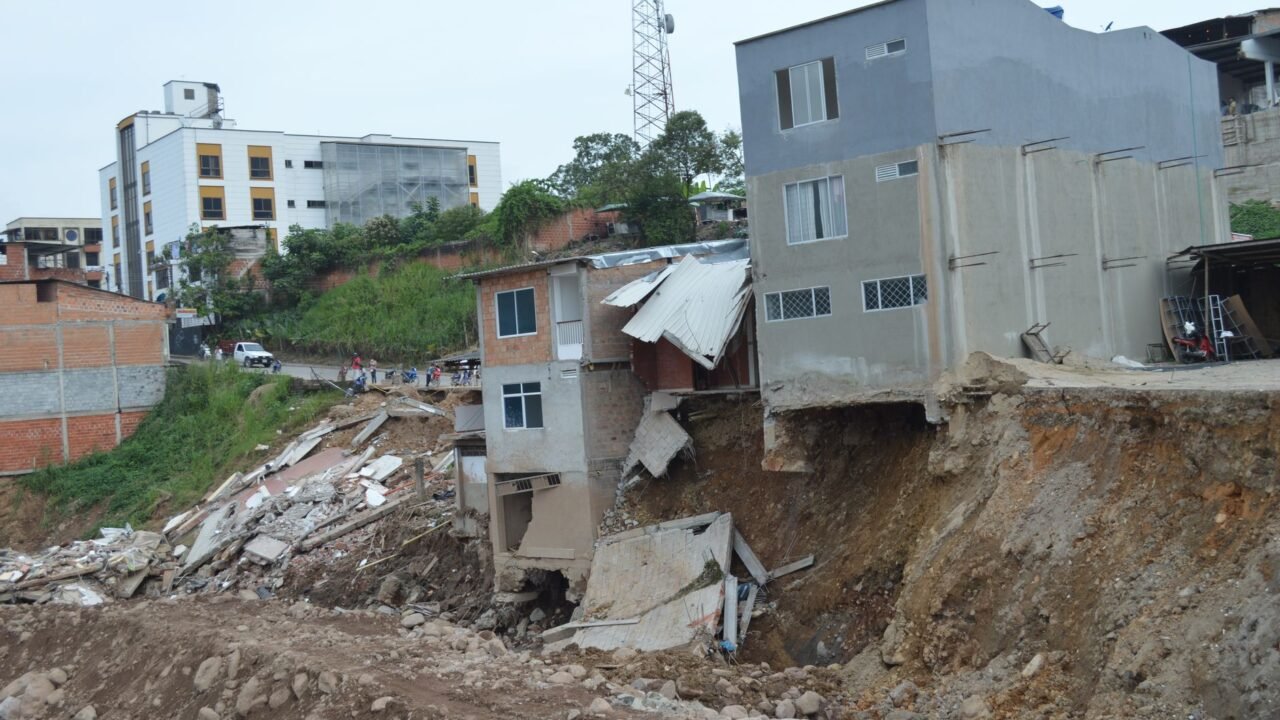 Colombia Earthquake: Desperate Search for Survivors in Collapsed Building