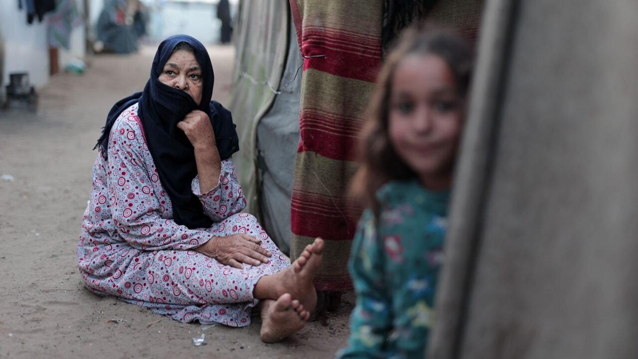 Gaza Photojournalist Documents Displacement and Danger Amidst Ongoing Conflict