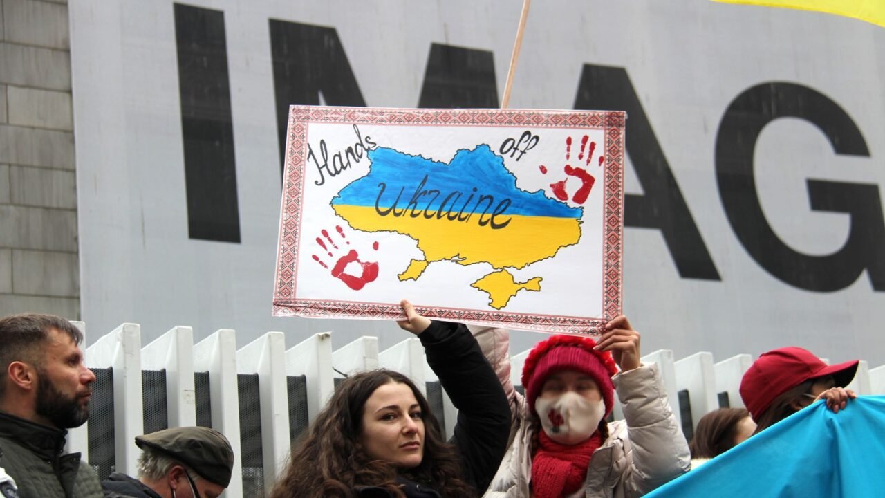 UK PM Visits Kyiv Amidst Escalating Russia Warnings
