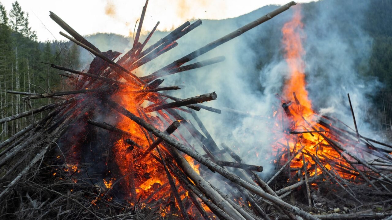 Thousands Evacuated as Aggressive Wildfire Threatens British Columbia Communities