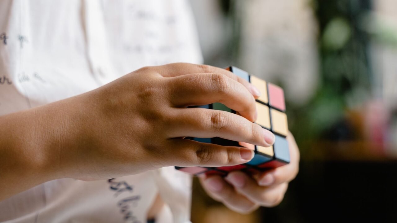 Young Chinese Solver Smashes Rubik’s Cube World Record