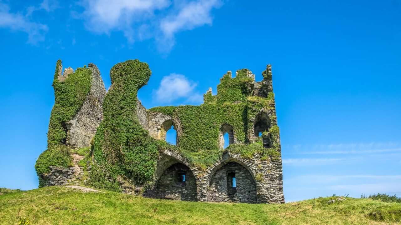 NYT Reporter Finds New Stories in Irish Castle’s Shadow