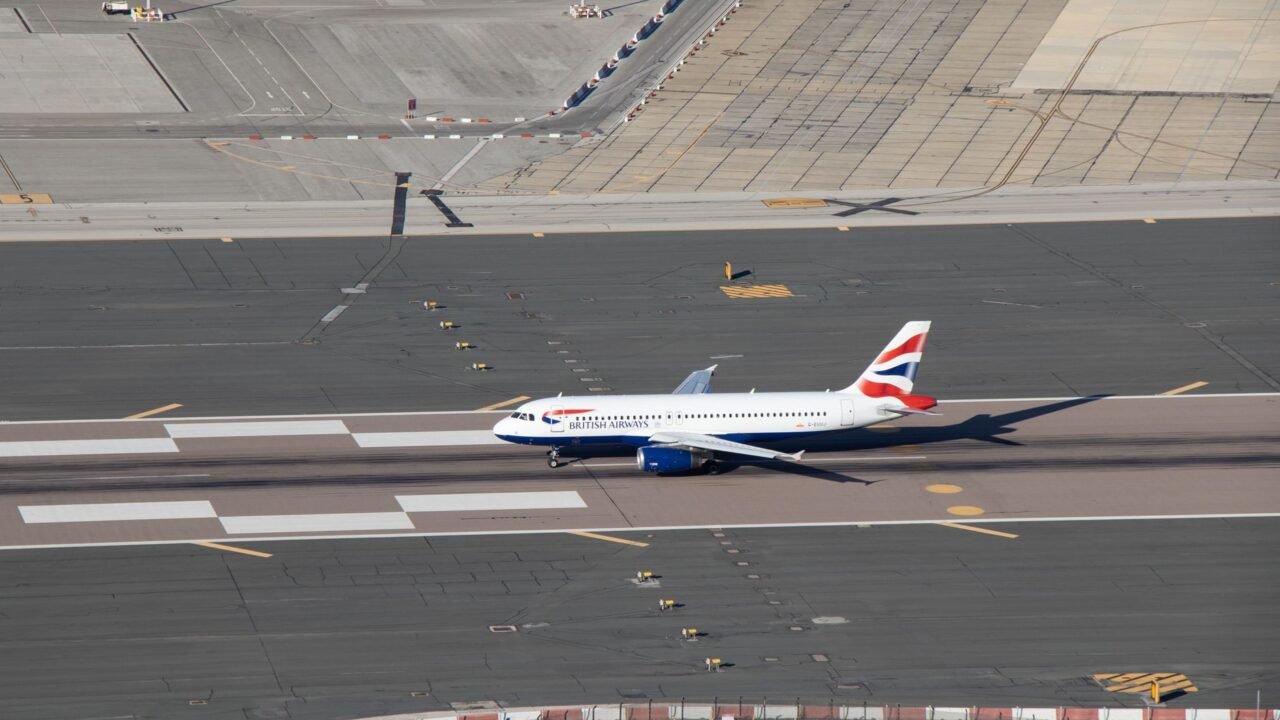 UK Airspace Briefly Disrupted by Technical Glitch, Flights Delayed