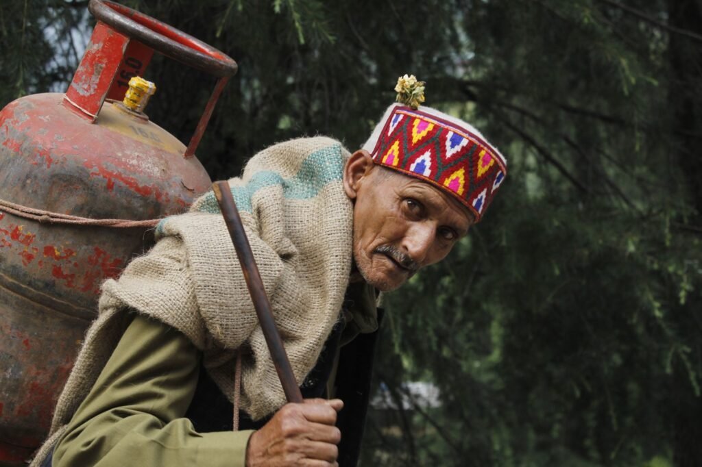 J&K Govt approves 6 free LPG cylinders for Antyodaya families