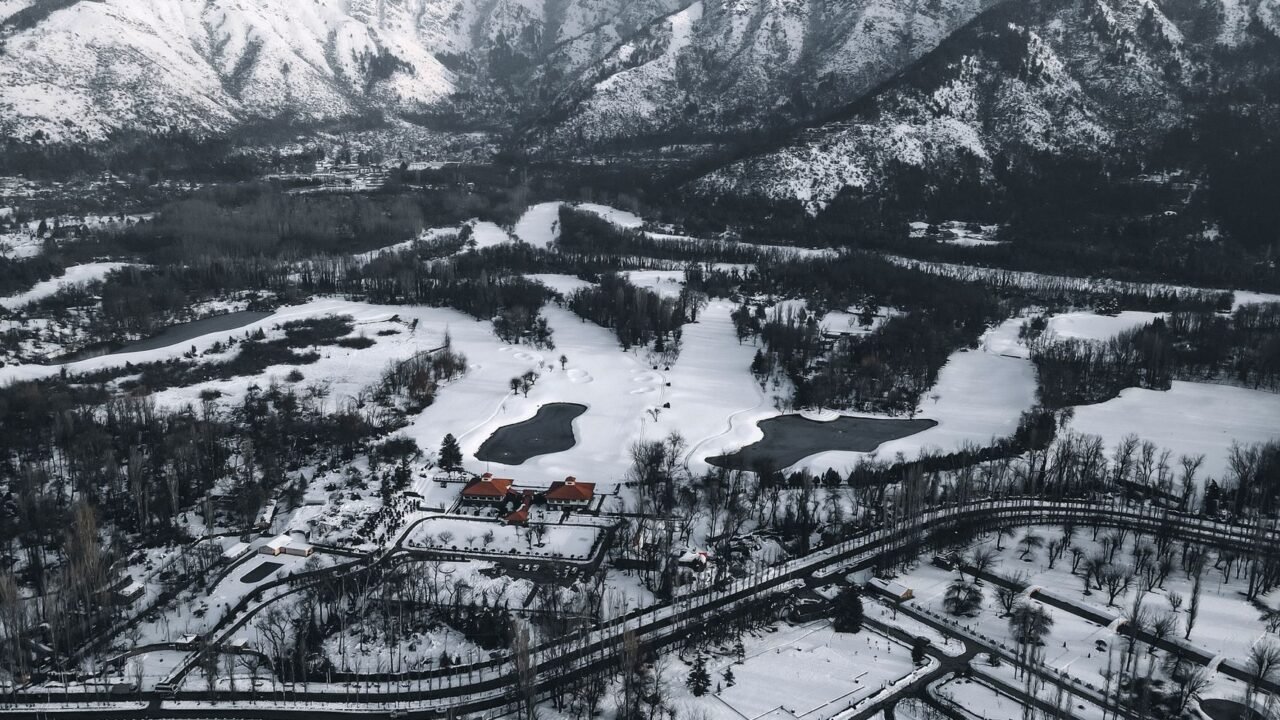 Kashmir’s Upper Reaches Greet First Snowfall Amid Valley Rains