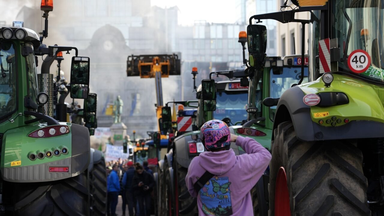 Danish Farmers Block Roads in Protest Over Fertilizer Restrictions