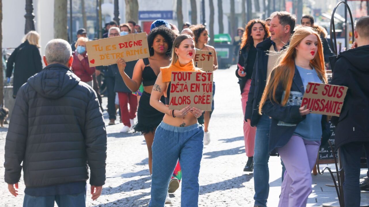 French Mayor Emerges as Unlikely Voice in Nationwide Youth Protests