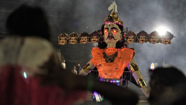 Kashmiri Pandits, tourists celebrate Dussehra in Kashmir