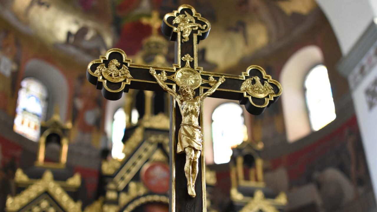 Ecuadorian Priest Fatally Struck by Falling Crucifix During Live Mass