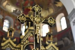 Priest in Ecuador Dies After Crucifix Falls on Him During Livestreamed Mass