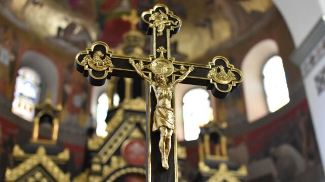 Priest in Ecuador Dies After Crucifix Falls on Him During Livestreamed Mass