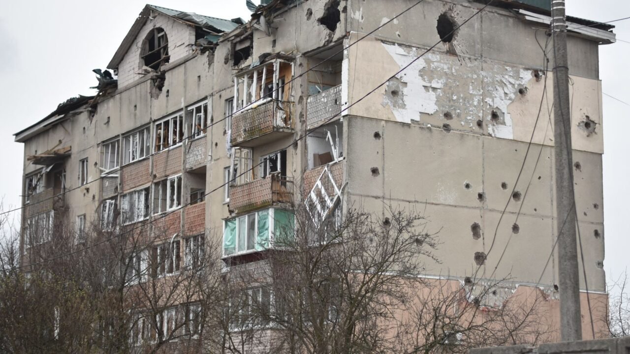 Ukraine City Faces Aid Crisis as Cease-Fire Aims to Evacuate Civilians